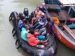 Momen Evakuasi 6 Pemancing Terjebak di Laut Demak gegara Cuaca Buruk