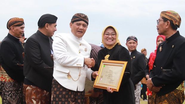 BATANG- Kabupaten Kebumen mendapat penghargaan sebagai daerah dengan capaian jumlah kehadiran tertinggi dalam pemeriksaan kesehatan gratis (PKG) di Jawa Tengah. Penghargaan diserahkan Gubernur Jawa Tengah Ahmad Luthfi kepada Bupati Kebumen Lilis Nuryani, usai Upacara Peringatan Hari Jadi Ke- 80 Provinsi Jawa Tengah di lapangan Kawasan Industri Terpadu Batang (KTB) Kabupaten Batang (Selasa, 19/8/2025).