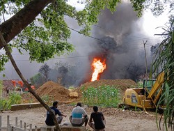 Diguyur Gerimis, Kobaran Api Sumur Minyak Terbakar Blora Malah Membesar