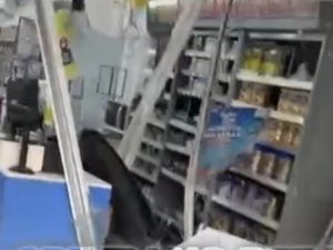 Pemotor Diduga ODGJ di Pinrang Tabrak Kaca Minimarket hingga Pecah