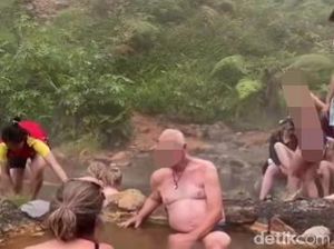 Viral Turis Asing Pakai Bikini di Pemandian Rinjani Tuai Polemik Viral Turis Asing Pakai Bikini di Pemandian Rinjani Tuai Polemik