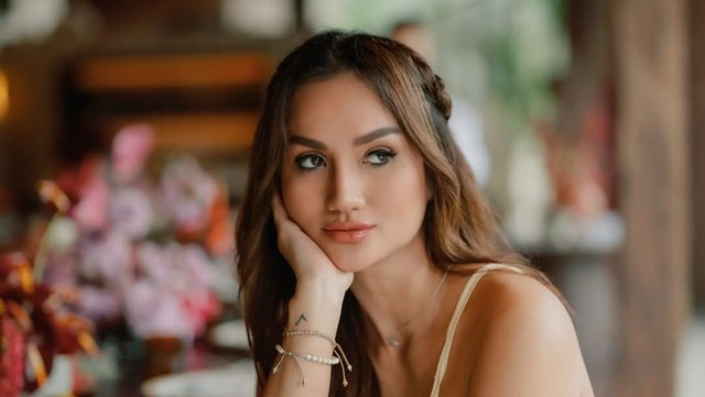 Berita Seputar Selebriti Insertlive Terkini : Pindah ke Bali, Tengku Dewi Rasakan Banyak Dampak Positif