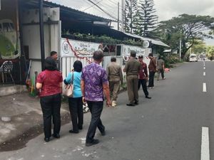 Sejumlah Bangunan di Jalur 11 Karangasem Diduga Caplok Trotoar-Batas Jalan Sejumlah Bangunan di Jalur 11 Karangasem Diduga Caplok Trotoar-Batas Jalan