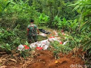 Truk Muatan Pupuk Terjun ke Jurang di Tikungan Tajam Cikidang