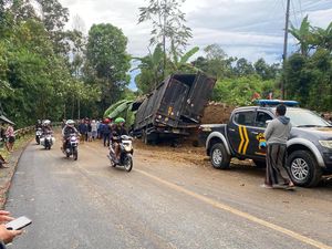 Diduga Rem Blong, Truk Muatan Susu Hantam Pembatas Jalan di Pakis Magelang