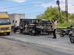 Truk Muat Galon Air Terguling di Candi Sidoarjo, Arus Lalin Sempat Macet Truk Muat Galon Air Terguling di Candi Sidoarjo, Arus Lalin Sempat Macet