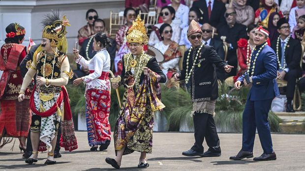 Menteri Sekretaris Negara Prasetyo Hadi (kedua kanan) bersama Seskab Teddy Indra Wijaya  (kanan) berjoget usai Upacara Peringatan Detik-Detik Proklamasi Kemerdekaan ke-80 Republik Indonesia di Istana Merdeka, Jakarta, Minggu (17/8/2025). HUT Ke-80 RI tersebut mengangkat tema 