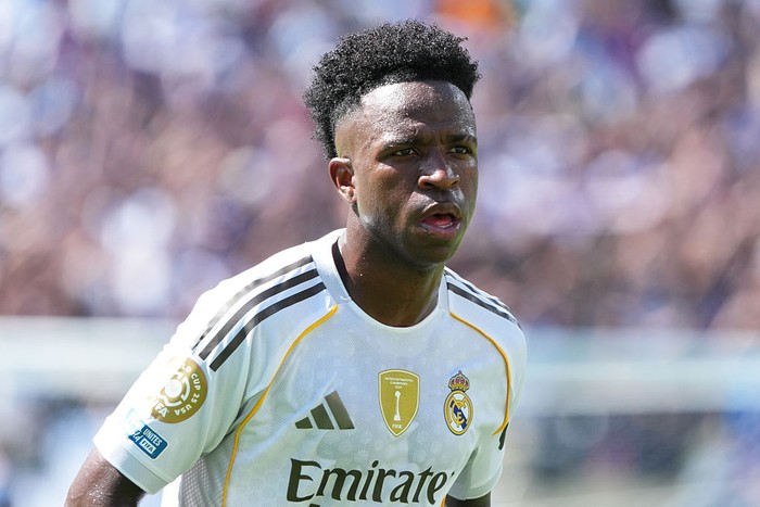EAST RUTHERFORD, NEW JERSEY - JULY 09: Vinicius Junior of Real Madrid CF looks on during the FIFA Club World Cup 2025 semi-final match between Paris Saint-Germain and Real Madrid CF at MetLife Stadium on July 09, 2025 in East Rutherford, New Jersey. (Photo by Etsuo Hara/Getty Images)