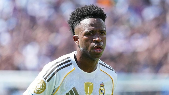EAST RUTHERFORD, NEW JERSEY - JULY 09: Vinicius Junior of Real Madrid CF looks on during the FIFA Club World Cup 2025 semi-final match between Paris Saint-Germain and Real Madrid CF at MetLife Stadium on July 09, 2025 in East Rutherford, New Jersey. (Photo by Etsuo Hara/Getty Images)