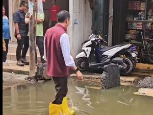 Warga Palembang Tebar Bibit Lele di Jalan Banjir, Walkot Cek Lokasi Warga Palembang Tebar Bibit Lele di Jalan Banjir, Walkot Cek Lokasi