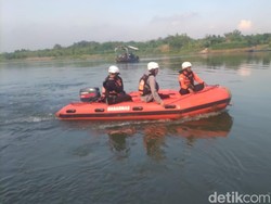 Warga Jombang Hilang Terseret Arus Sungai Brantas Saat Mancing