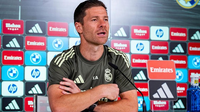 VALDEBEBAS, SPAIN - 2025/08/18: Xabi Alonso, head coach of Real Madrid, speaks during the press conference ahead of their LaLiga EA Sports match against CA Osasuna at Ciudad Real Madrid. (Photo by Alberto Gardin/SOPA Images/LightRocket via Getty Images)