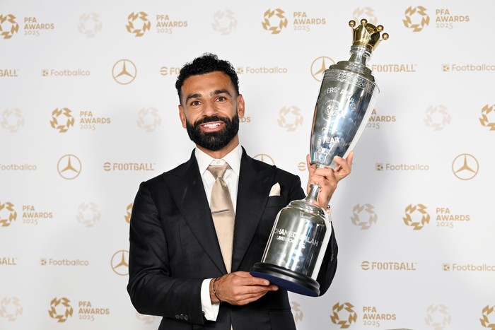 MANCHESTER, ENGLAND - AUGUST 19: Mohamed Salah poses with the Men’s PFA Players Player of the Year award during the PFA Awards 2025 at the Manchester Opera House on August 19, 2025 in Manchester, England. (Photo by Shirlaine Forrest/Getty Images)