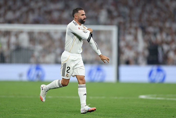 MADRID, SPAIN - AUGUST 19: Dani Carvajal of Real Madrid puts on the captains armband during the LaLiga EA Sports match between Real Madrid CF and CA Osasuna at Estadio Santiago Bernabeu on August 19, 2025 in Madrid, Spain. (Photo by Florencia Tan Jun/Getty Images)