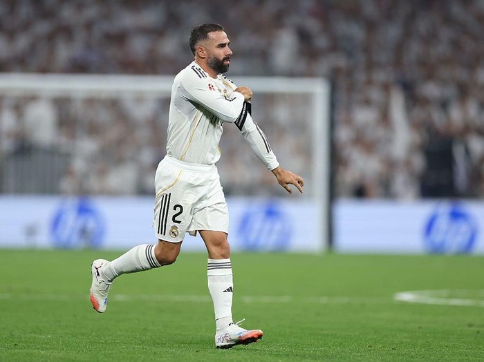 MADRID, SPAIN - AUGUST 19: Dani Carvajal of Real Madrid puts on the captains armband during the LaLiga EA Sports match between Real Madrid CF and CA Osasuna at Estadio Santiago Bernabeu on August 19, 2025 in Madrid, Spain. (Photo by Florencia Tan Jun/Getty Images)