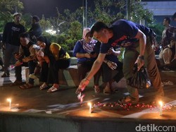 Bupati Sudewo Menghilang Usai Didemo, Warga Pati Tabur Bunga-Nyalakan Lilin