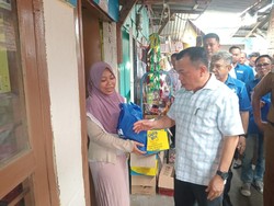 Al Haris dan PAN Jambi Beri Bantuan Sembako ke Warga