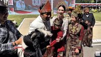 Arumi Bachsin dan Keluarga Girang Dapat Kambing Etawa, Menang Baju Adat Terbaik