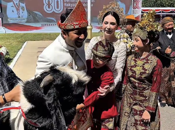 Arumi Bachsin dan Keluarga Girang Dapat Kambing Etawa, Menang Baju Adat Terbaik