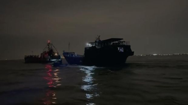 Bakamla RI KN Tanjung Datu-301 juga melaksanakan operasi penyelamatan terhadap KLM Berkat Yakin 01 yang mengalami kerusakan mesin dan hanyut di perairan (dok Bakamla)