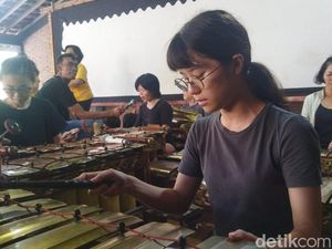 Melihat Luwesnya Grup Seni Margasari Asal Jepang Menabuh Gamelan di Klaten Melihat Luwesnya Grup Seni Margasari Asal Jepang Menabuh Gamelan di Klaten