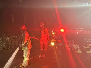 Solar Tumpah Imbas Truk Kecelakaan di Puncak Bogor, 14 Pemotor Tergelincir Solar Tumpah Imbas Truk Kecelakaan di Puncak Bogor, 14 Pemotor Tergelincir