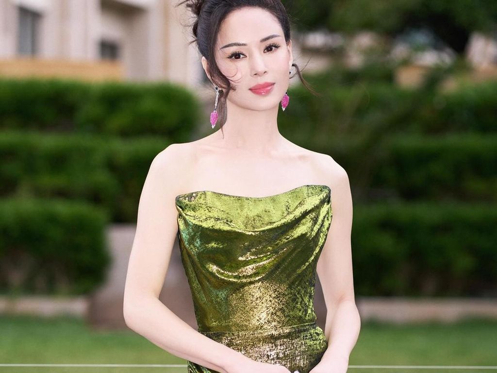 Foto Aktris Bibi Lung yang Terlalu Awet Muda, Dicurigai Petugas di Bandara Foto Aktris Bibi Lung yang Terlalu Awet Muda, Dicurigai Petugas di Bandara