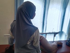 Diduga Keracunan MBG, Siswi di Lombok Timur Dilarikan ke Puskesmas Diduga Keracunan MBG, Siswi di Lombok Timur Dilarikan ke Puskesmas