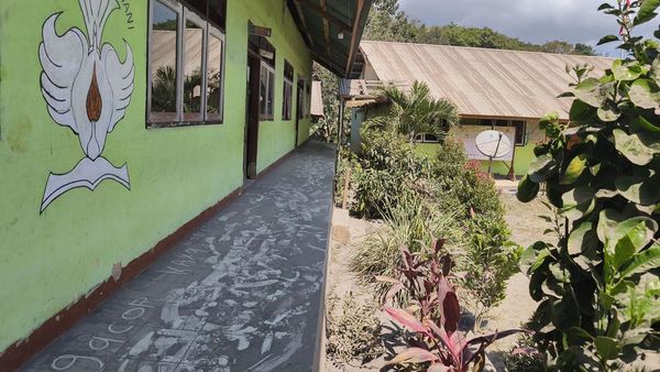Debu Vulkanik Lewotobi Selimuti Sekolah di Sikka NTT