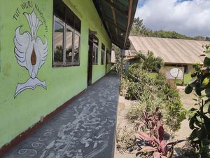 Debu Vulkanik Lewotobi Selimuti Sekolah di Sikka NTT Debu Vulkanik Lewotobi Selimuti Sekolah di Sikka NTT