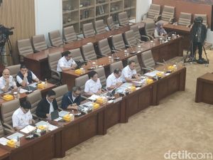 Dirut Baru KAI Kenalkan Diri di DPR: Dari Pertahanan ke Kereta Api Dirut Baru KAI Kenalkan Diri di DPR: Dari Pertahanan ke Kereta Api
