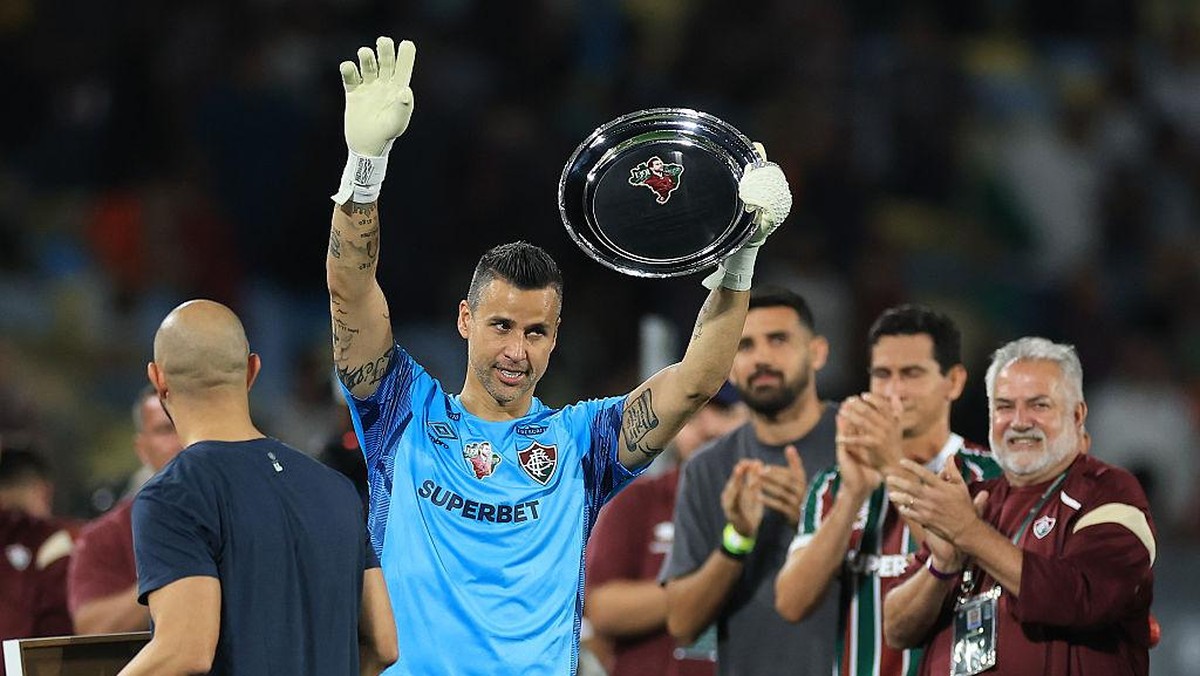Fabio saat menerima tribute atas rekor yang ia pecahkan. Foto: Getty Images/Buda Mendes