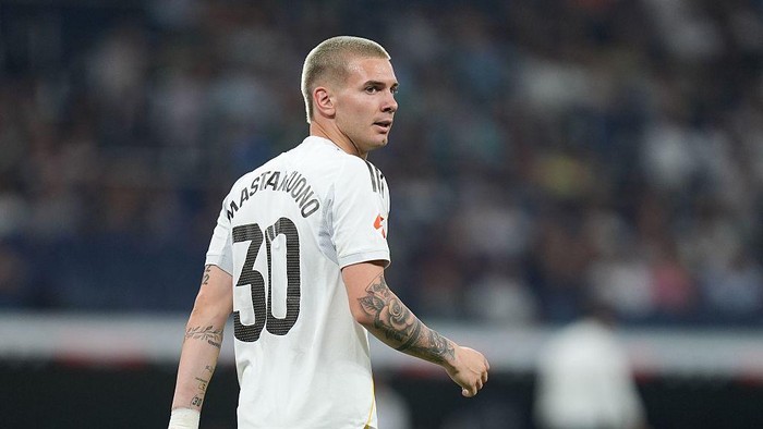 MADRID, SPAIN - AUGUST 19: Franco Mastantuono of Real Madrid in action during the LaLiga EA Sports match between Real Madrid CF and CA Osasuna at Estadio Santiago Bernabeu on August 19, 2025 in Madrid, Spain. (Photo by Angel Martinez/Getty Images)