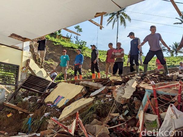 Bangunan SD Rusak Terdampak Longsor di Tulungagung