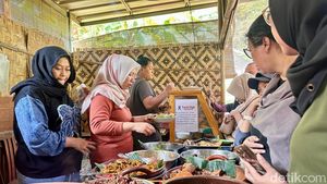Gudeg Hiddem Gem di dalam Perumahan Bogor, Sedap Beralas Daun Jati!
