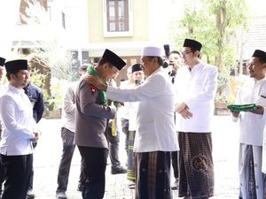 Kapolri Silaturahmi dan Mohon Wejangan ke Ponpes Langitan Tuban Kapolri Silaturahmi dan Mohon Wejangan ke Ponpes Langitan Tuban