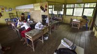 Kekurangan Ruang, SD di Jambi Sekat Kelas Jadi Dua