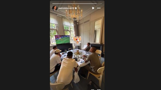 Tim pelatih Timnas Indonesia nobar analisis lawan di Kualifikasi Piala Dunia 2026.