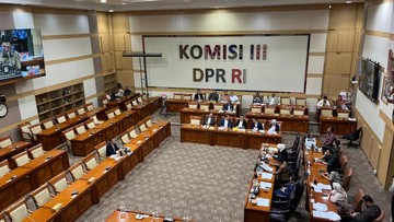 DPR Seleksi Hakim MK: Kursi Arief Hidayat Diperebutkan.