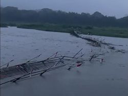 Jembatan Sesek Penghubung Kulon Progo-Bantul Ambyar Diterjang Banjir