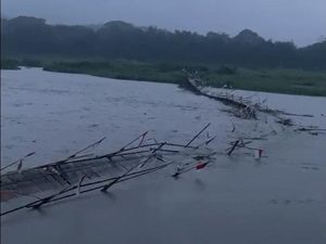 Jembatan Sesek Penghubung Kulon Progo-Bantul Ambyar Diterjang Banjir Jembatan Sesek Penghubung Kulon Progo-Bantul Ambyar Diterjang Banjir