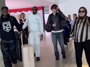 Momen Rapper Melly Mike Tiba di Indonesia, Mau Ramaikan Pacu Jalur: Salam Kayuah!