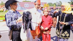 Potret Kostum Terbaik Arumi-Emil Dardak Dapat Hadiah Kambing