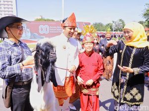 Potret Kostum Terbaik Arumi-Emil Dardak Dapat Hadiah Kambing