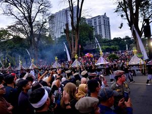 Antusiasme Masyarakat Saksikan Kirab Budaya Hari Jadi Ke-80 Jawa Barat Antusiasme Masyarakat Saksikan Kirab Budaya Hari Jadi Ke-80 Jawa Barat