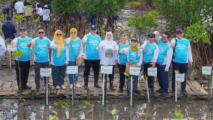 Sinergi IKA UNAIR dan Pemprov Jatim Sedekah Oksigen lewat Festival Mangrove