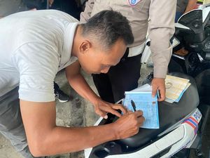 Tiga Pengendara Moge Masuk Jalur Cepat Suramadu Ditilang Tiga Pengendara Moge Masuk Jalur Cepat Suramadu Ditilang