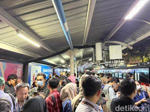 KRL Tertahan Imbas Gempa, Penumpang Menumpuk di Stasiun Sudirman KRL Tertahan Imbas Gempa, Penumpang Menumpuk di Stasiun Sudirman
