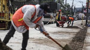 Potret Perbaikan Jalan Semarang-Demak, Target Rampung Desember 2025