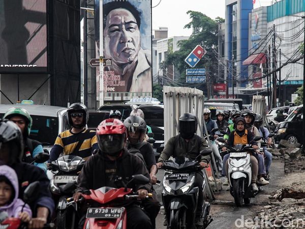 Proyek Trotoar Bikin Lalin Jalan Fatmawati Kusut